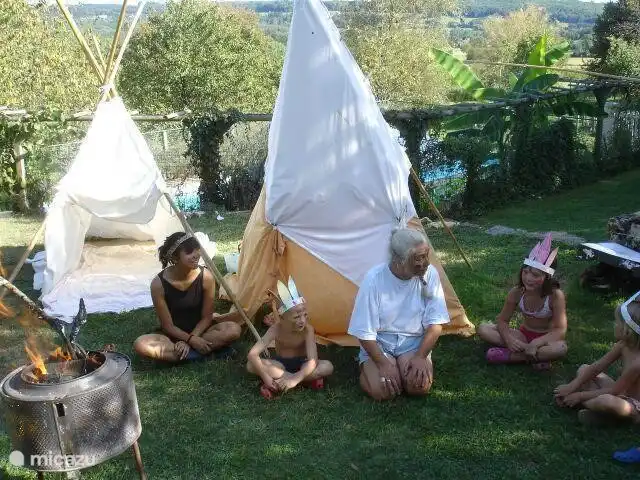 Domaine le Dragon Rouge | France, Dordogne, Tourtoirac - ferme camp indien