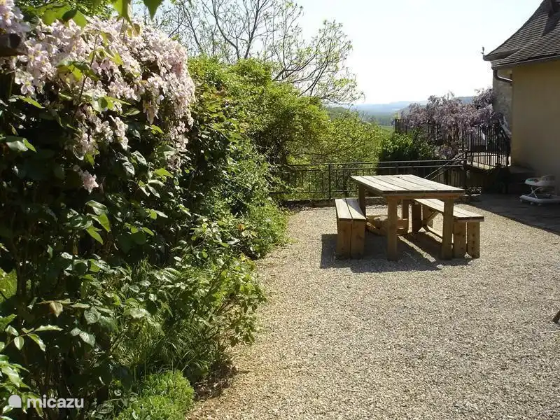Second terrace house with picnic table