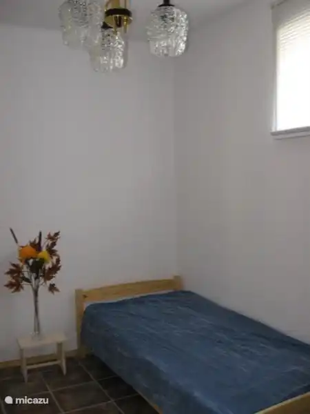 Kleines Schlafzimmer mit zwei Betten 1 Person.