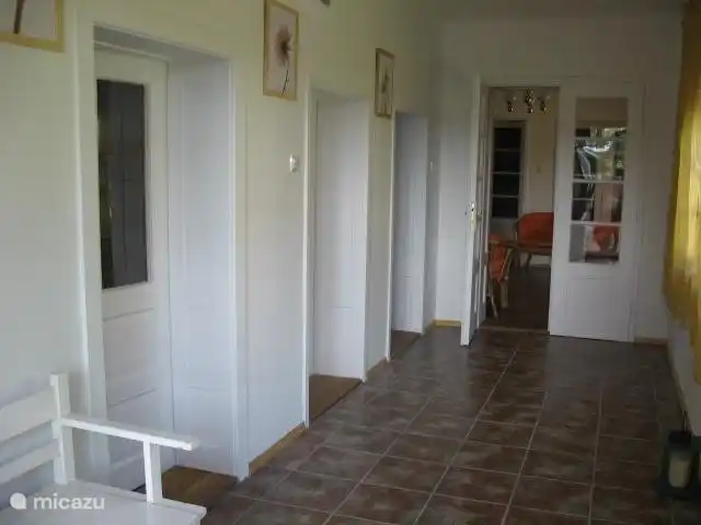 Eingangshalle mit Türen zur Küche, WC, Bad und Wohnzimmer.