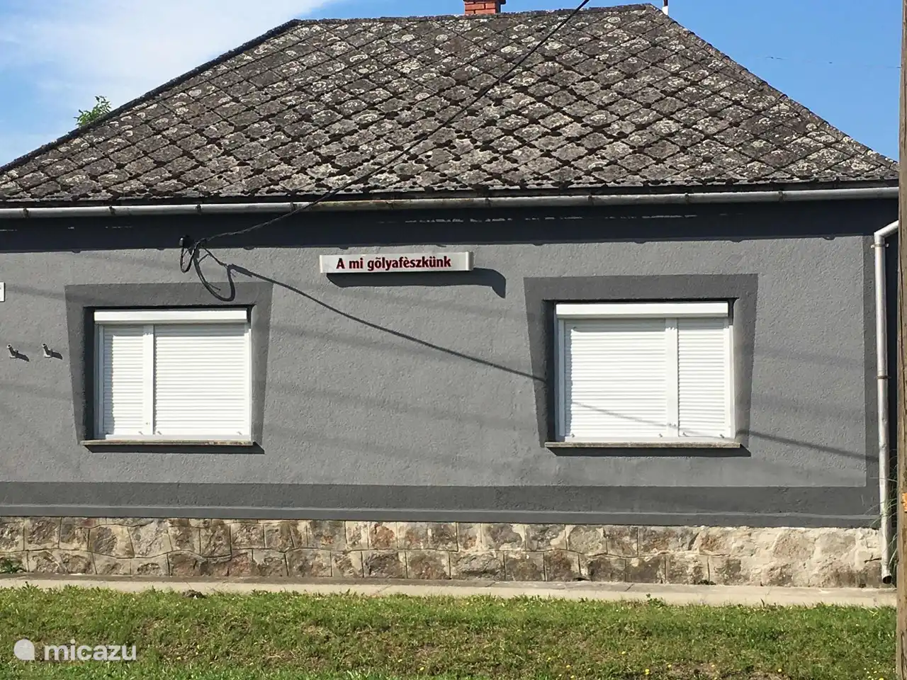 Unser Ferienhaus von der Straße aus gesehen.