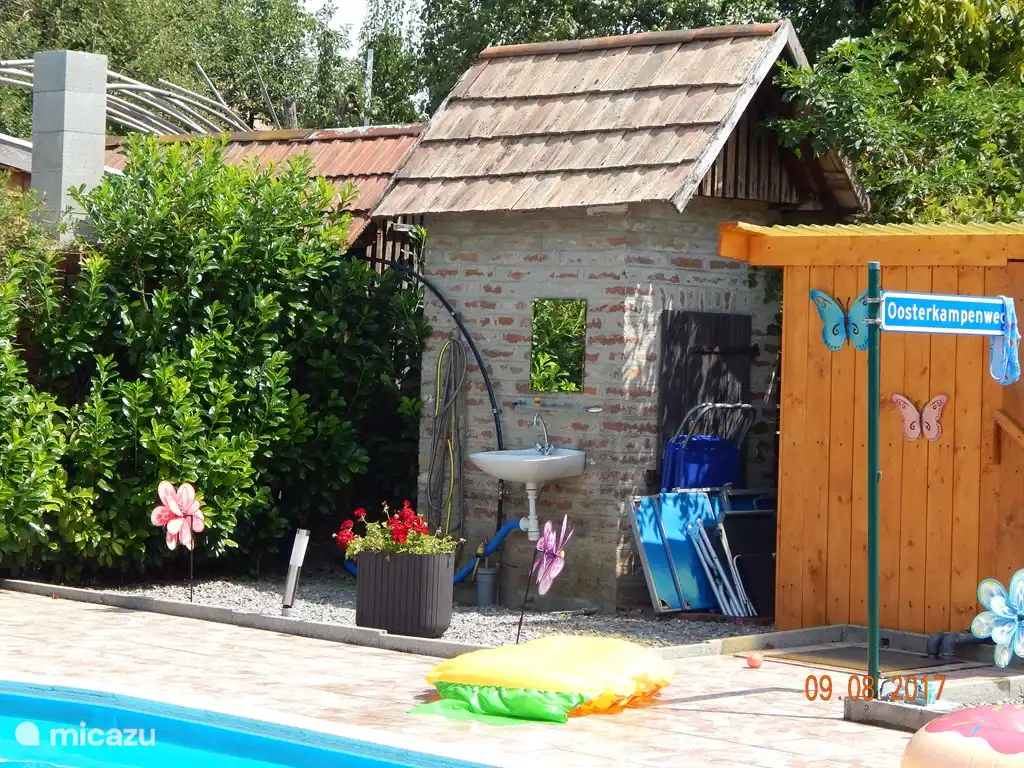 Swimmingpool mit seitlicher Sicht