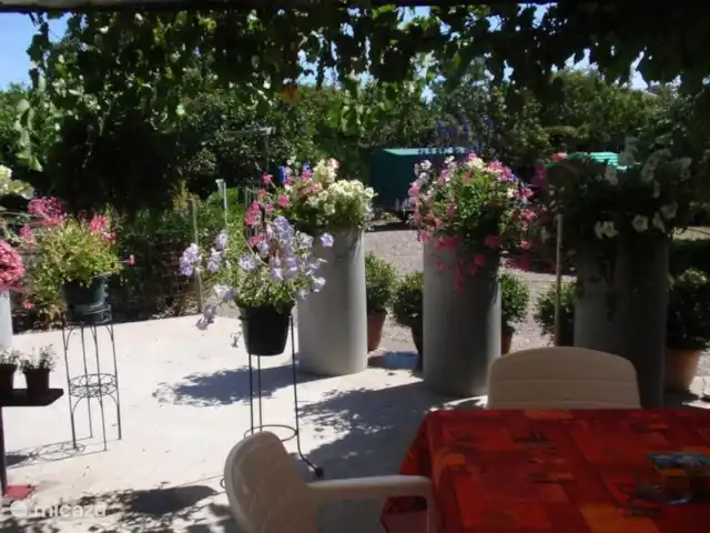 Location de vacances Le Clos Robert | France, Vendée, Longeville-sur-Mer - maison de vacances Ici, vous pouvez clairement voir que le salon de jardin a beaucoup d'intimité.