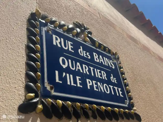 Location de vacances Le Clos Robert | France, Vendée, Longeville-sur-Mer - maison de vacances Vue. Rues avec tableaux en coquillage. Quartier L'^ile Penotte.