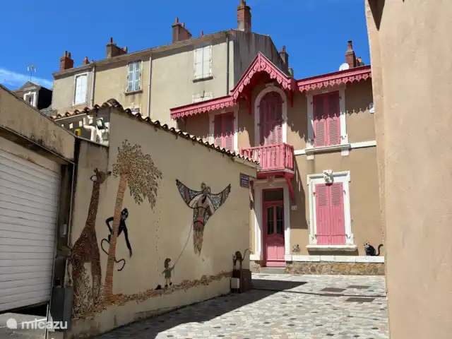 Location de vacances Le Clos Robert | France, Vendée, Longeville-sur-Mer - maison de vacances Vue. Rues avec tableaux en coquillage. Quartier L'^ile Penotte.