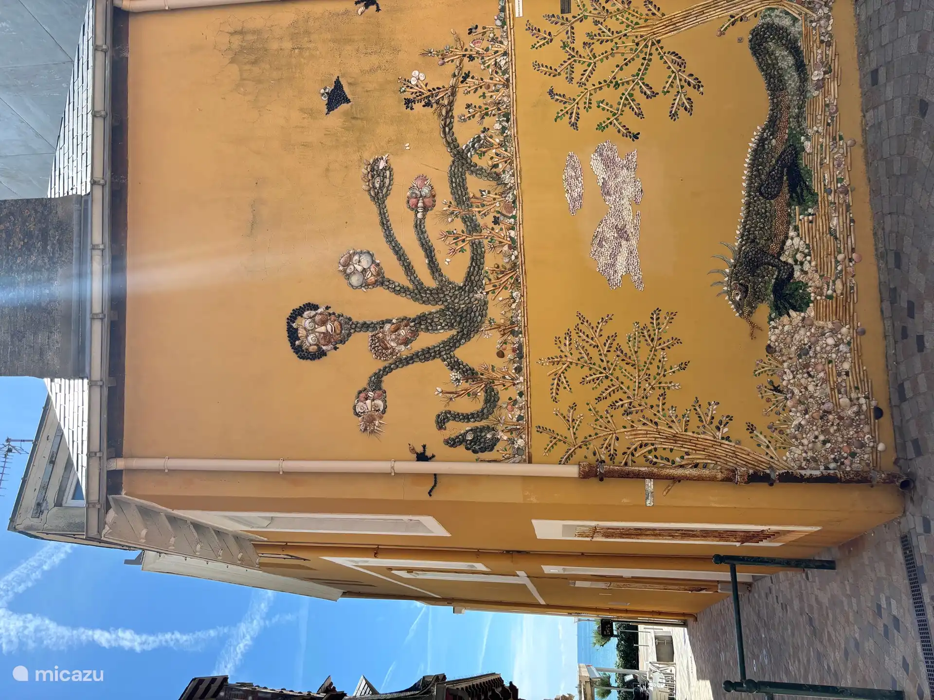 Anblick. Straßen mit Muschel-Tableaus. Quartier L'^ile Penotte.