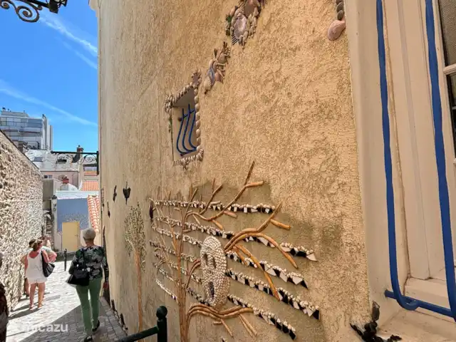 Location de vacances Le Clos Robert | France, Vendée, Longeville-sur-Mer - maison de vacances Vue. Rues avec tableaux en coquillage. Quartier L'^ile Penotte.