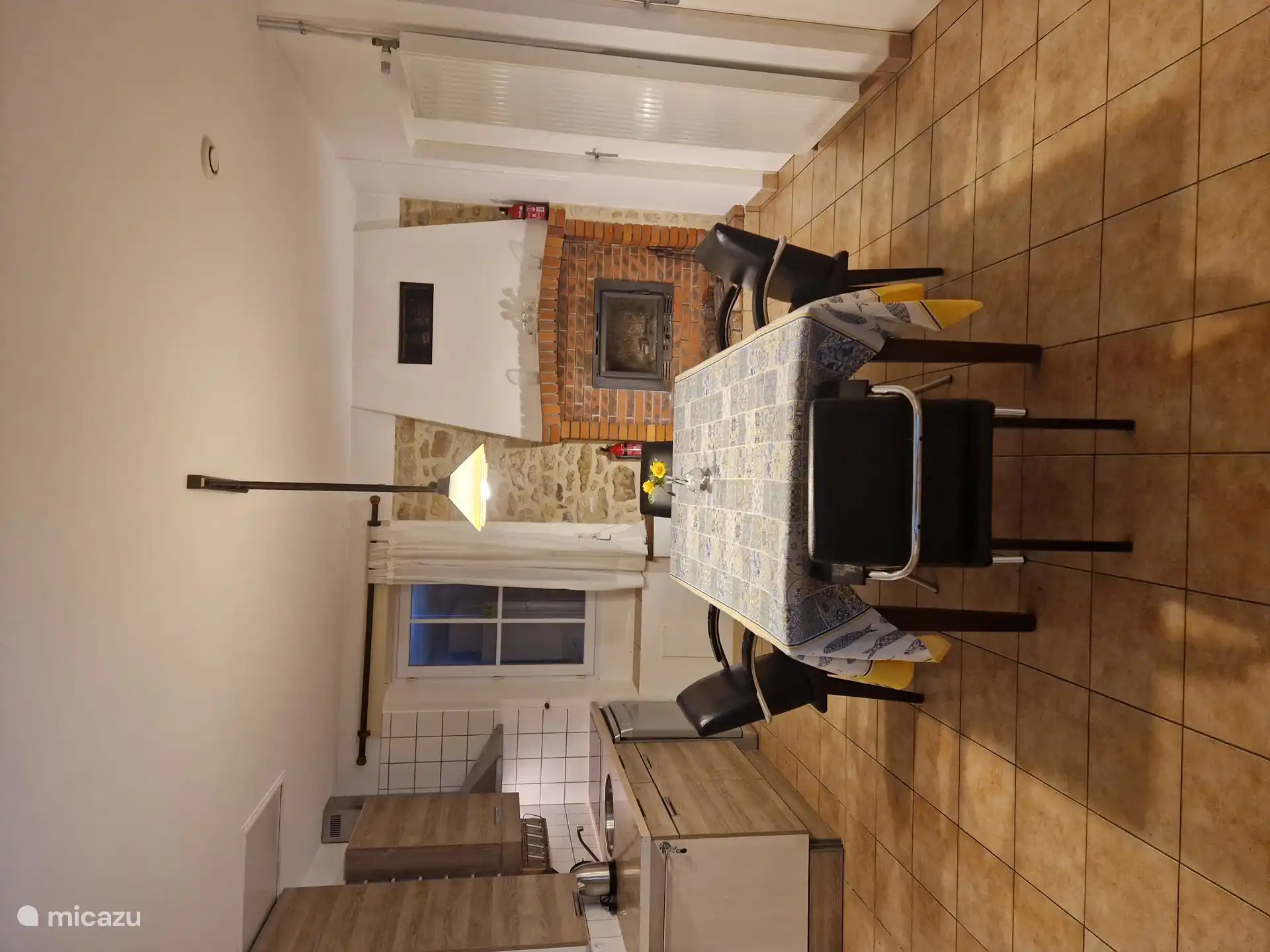 Die Küche ist komplett ausgestattet.