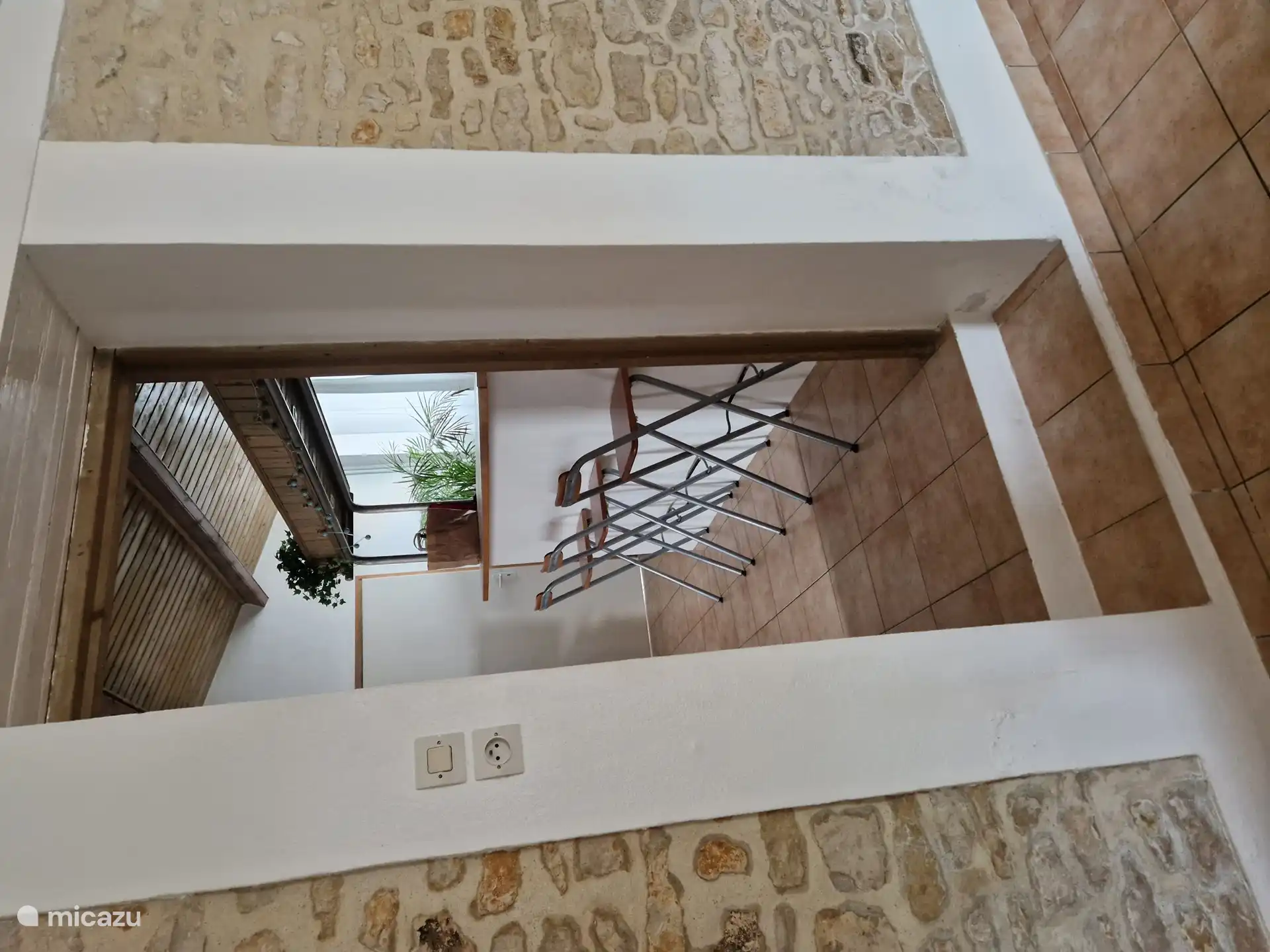 Es gibt sogar eine Bar in der Wohnung