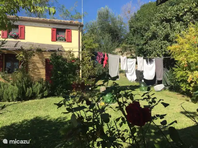 Casa d'Oro | Italie, Marche, Corinaldo - maison de vacances Jour de lessive, il y a une machine à laver avec un 7 kg. tambour dans le garde-manger. Il y a un sèche-linge pour un jour de pluie.