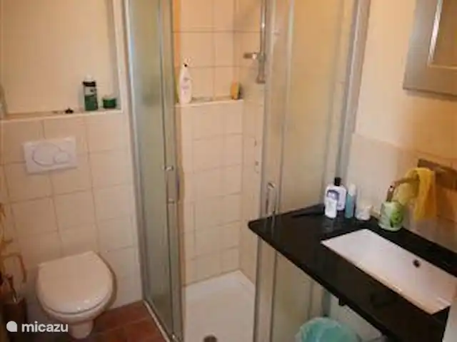 Casa d'Oro | Italie, Marche, Corinaldo - maison de vacances Salle de bain au rez-de-chaussée, dans le garde-manger se trouve un 2ème WC