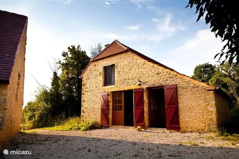 Vista frontal y entrada de la casa rural (no se alquila por separado)