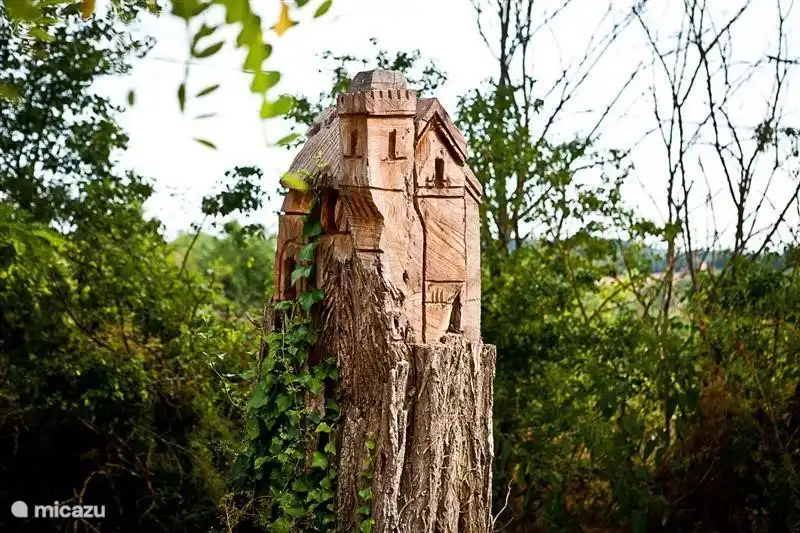 Un viejo árbol ahora es una obra de arte