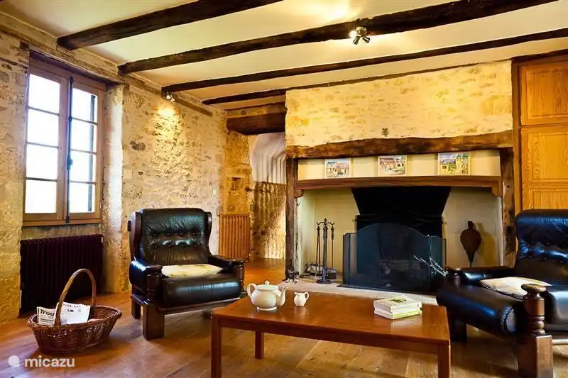 Amplio salón con chimenea muy grande