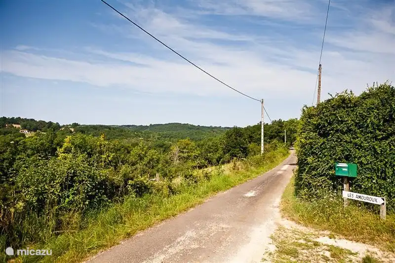 La casa está situada en una carretera rural muy tranquila.