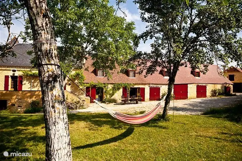 Una hermosa terraza orientada al este para un desayuno francés al sol