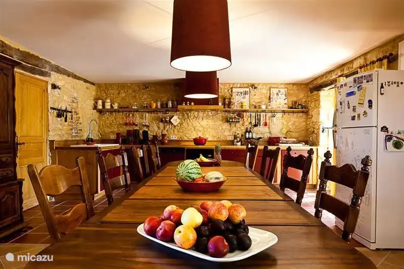 Cocina muy amplia, con mesa de 4 metros para 14 comensales.