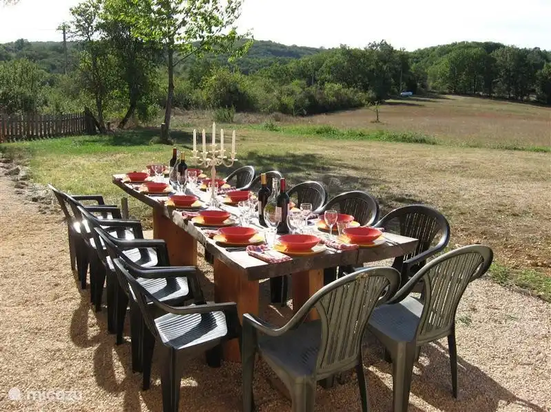 ¡Terraza con mesa para una larga y sensual tarde de verano!
