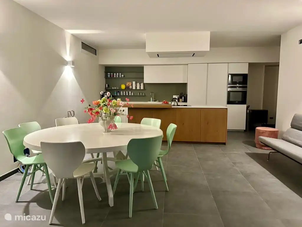 Unsere geräumige neue Küche ist voll ausgestattet. Kochen mit Meeresblick!