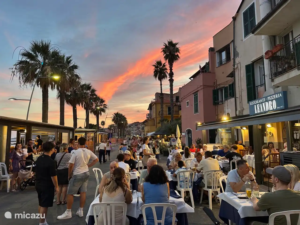 Geselligkeit am Abend in Riva Ligure.