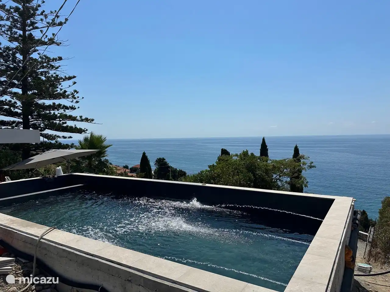 Das brandneue Schwimmbad mit Meerblick (die Terrasse wird ebenfalls mietbereit sein).