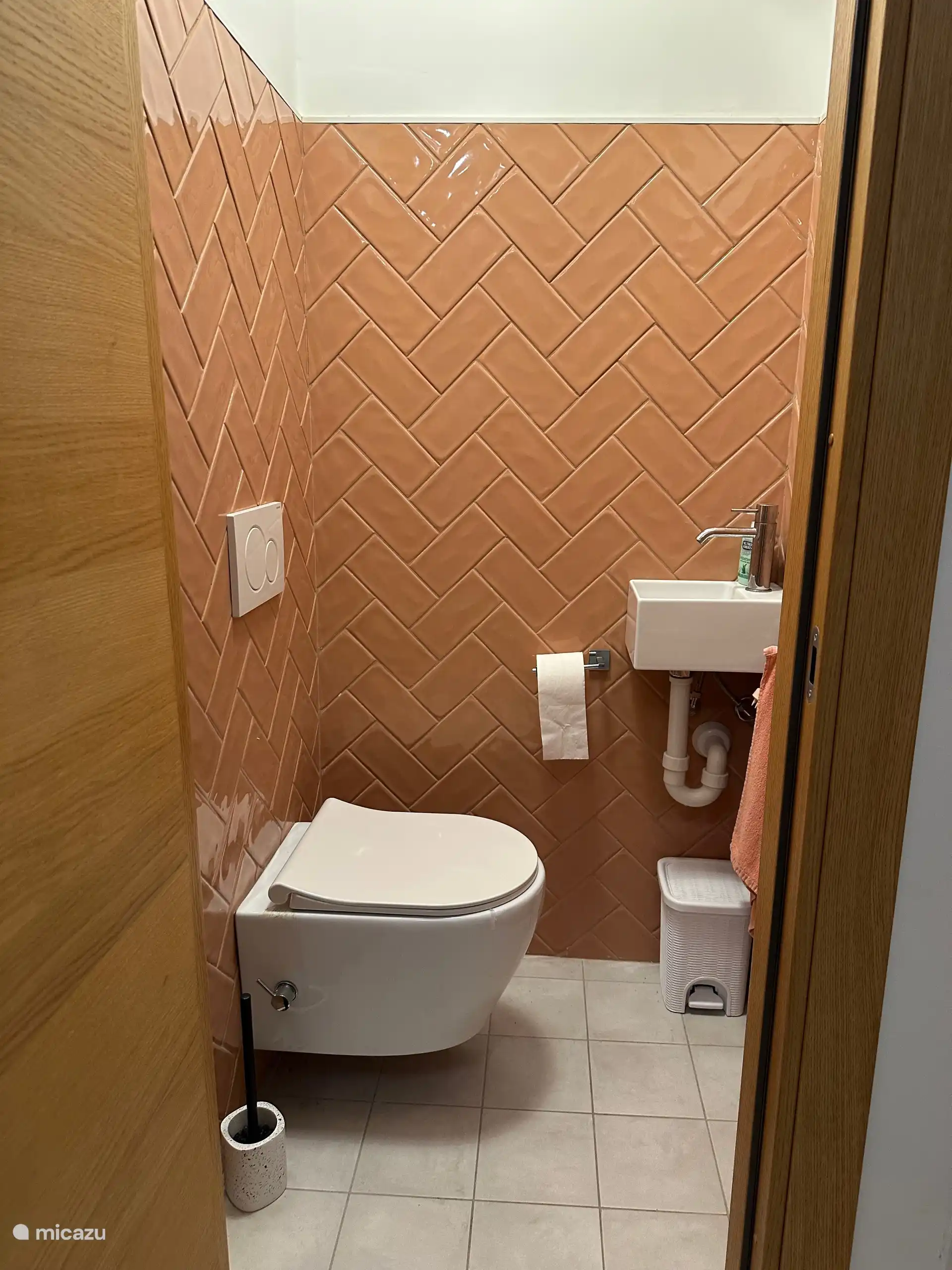Zusätzliche Toilette im Erdgeschoss.