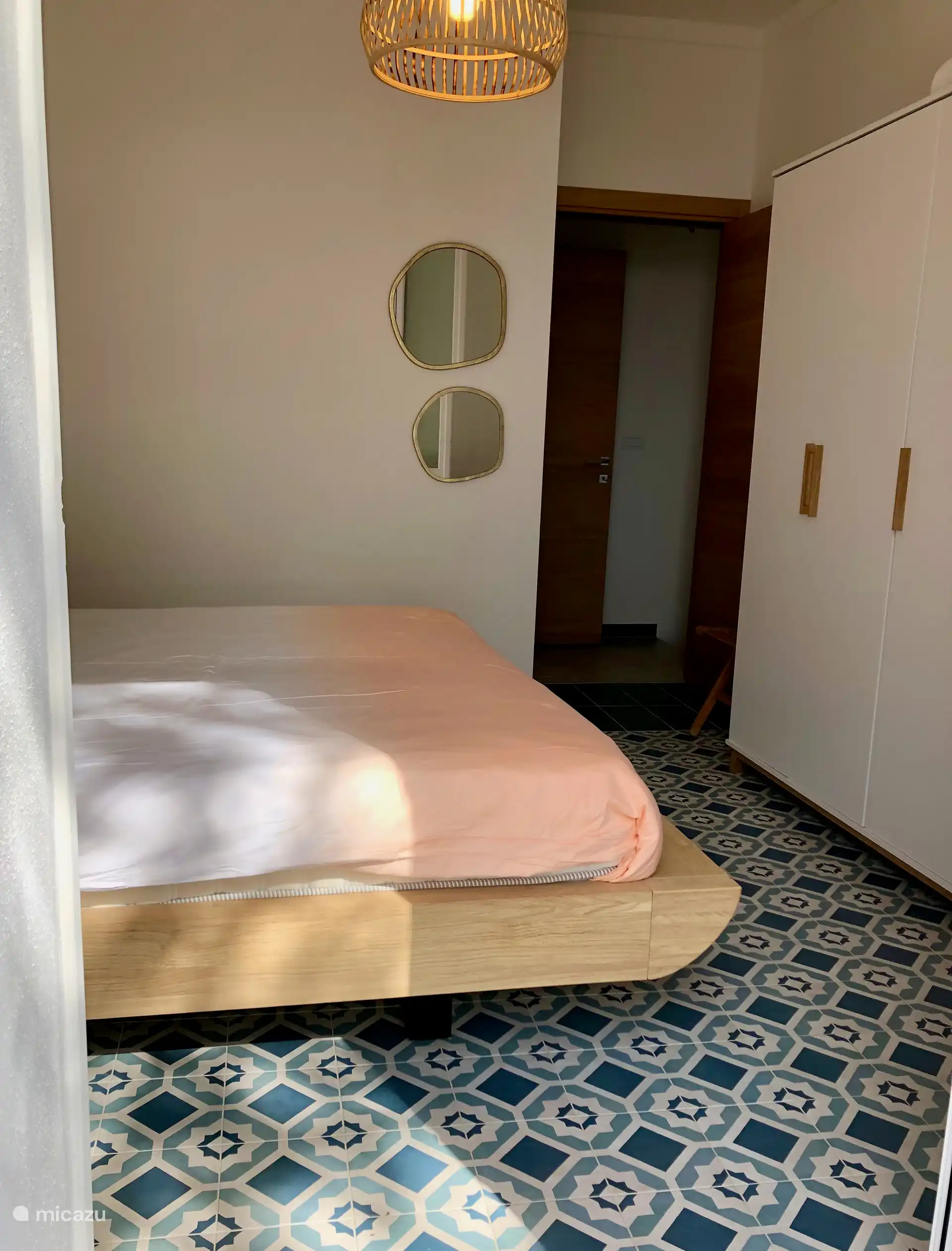 Blaues Schlafzimmer. Hauptschlafzimmer, vom Balkon aus gesehen.