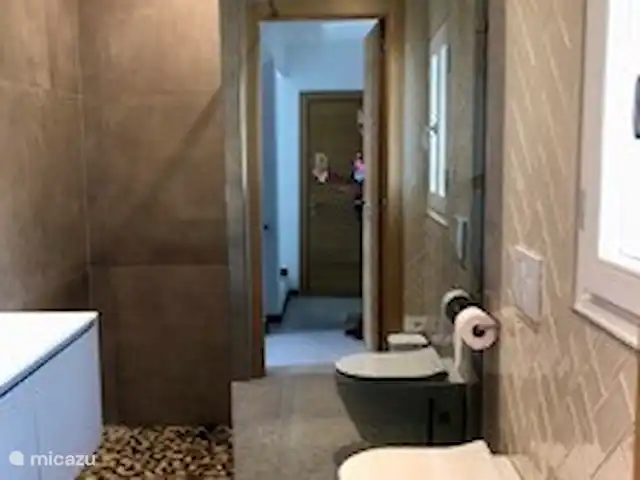 Villa 8 personnes BloemenRiviera | Italie, Ligurie, Piani Cipressa - villa Salle de bain avec douche à l'italienne, lavabo et WC/bidet.