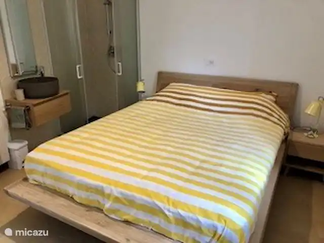 Villa 8 personnes BloemenRiviera | Italie, Ligurie, Piani Cipressa - villa Au rez-de-chaussée une chambre supplémentaire avec lit double, lavabo et douche. Et des portes-fenêtres sur la terrasse.