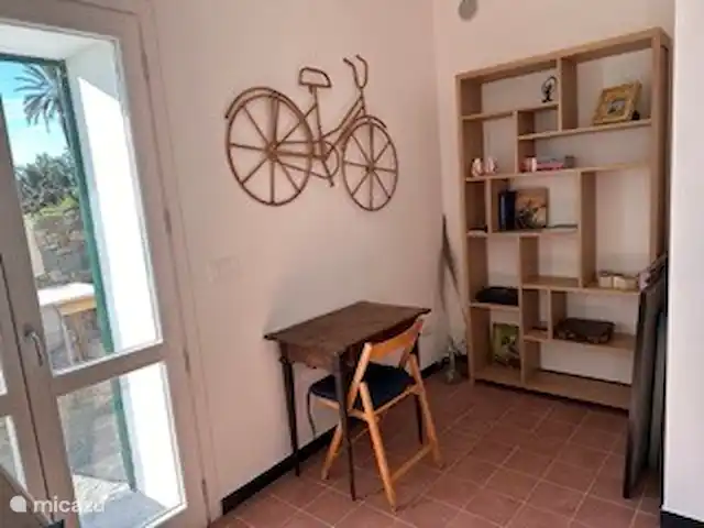 Villa 8 personnes BloemenRiviera | Italie, Ligurie, Piani Cipressa - villa Le hall avec portes patio donnant sur la terrasse. Et un WC séparé et un espace pour lave-linge et sèche-linge.