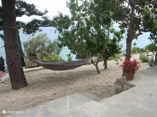 Villa 8 personnes BloemenRiviera | Italie, Ligurie, Piani Cipressa - villa le grand hamac fatboy est suspendu à l'ombre des arbres.