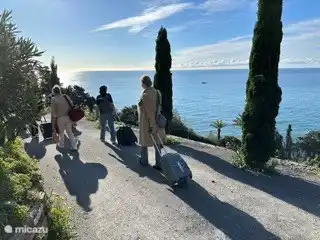 Nouvelle route asphaltée menant à notre villa.