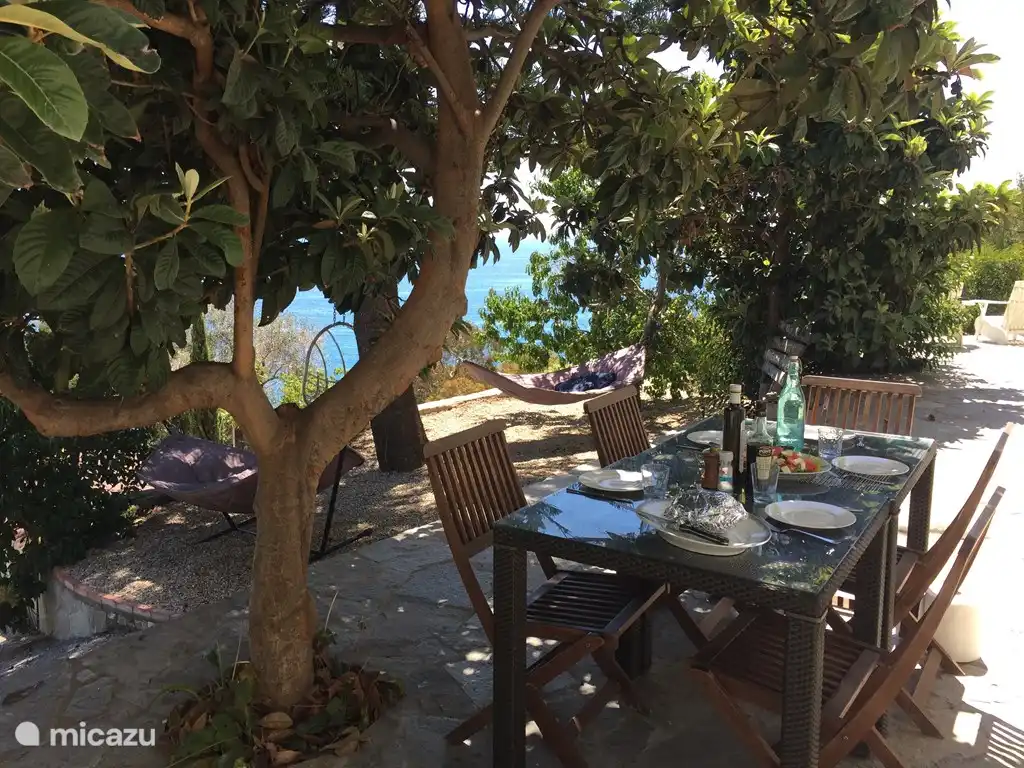 autour de la villa se trouvent de nombreux coins salons ombragés.