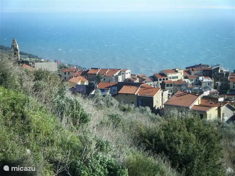 Le village de Cipressa, situé dans les collines.