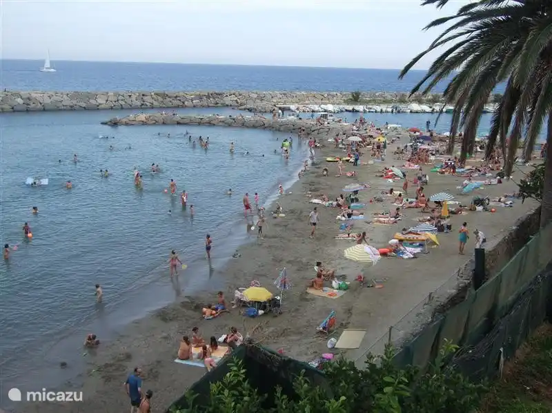 Une des plages de Lorenzo al Mare en haute saison.