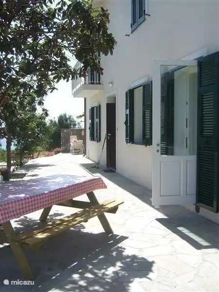 la terrasse devant la maison.