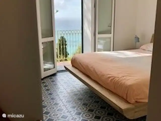 Villa 8 personnes BloemenRiviera | Italie, Ligurie, Piani Cipressa - villa Chambre bleue avec un lit double et des portes-fenêtres donnant sur le balcon.