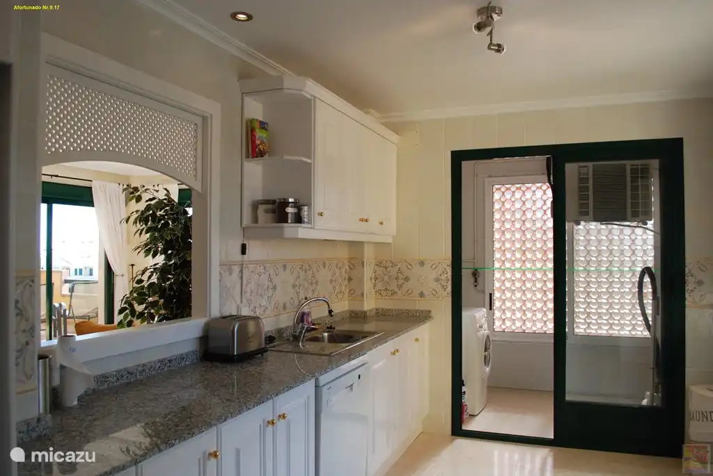 la cuisine est reliée au salon par un passe-plat et est équipée de toutes les commodités auxquelles vous êtes habitué à la maison, y compris un micro-ondes et un lave-vaisselle