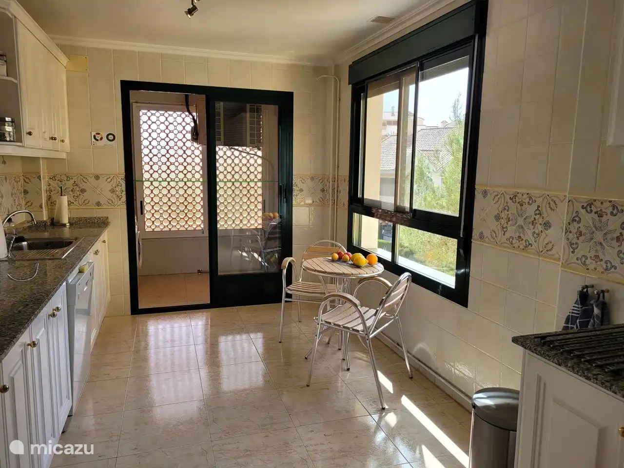 Cuisine lumineuse avec vue sur le jardin et la rue. Petit-déjeuner rien que vous deux ?