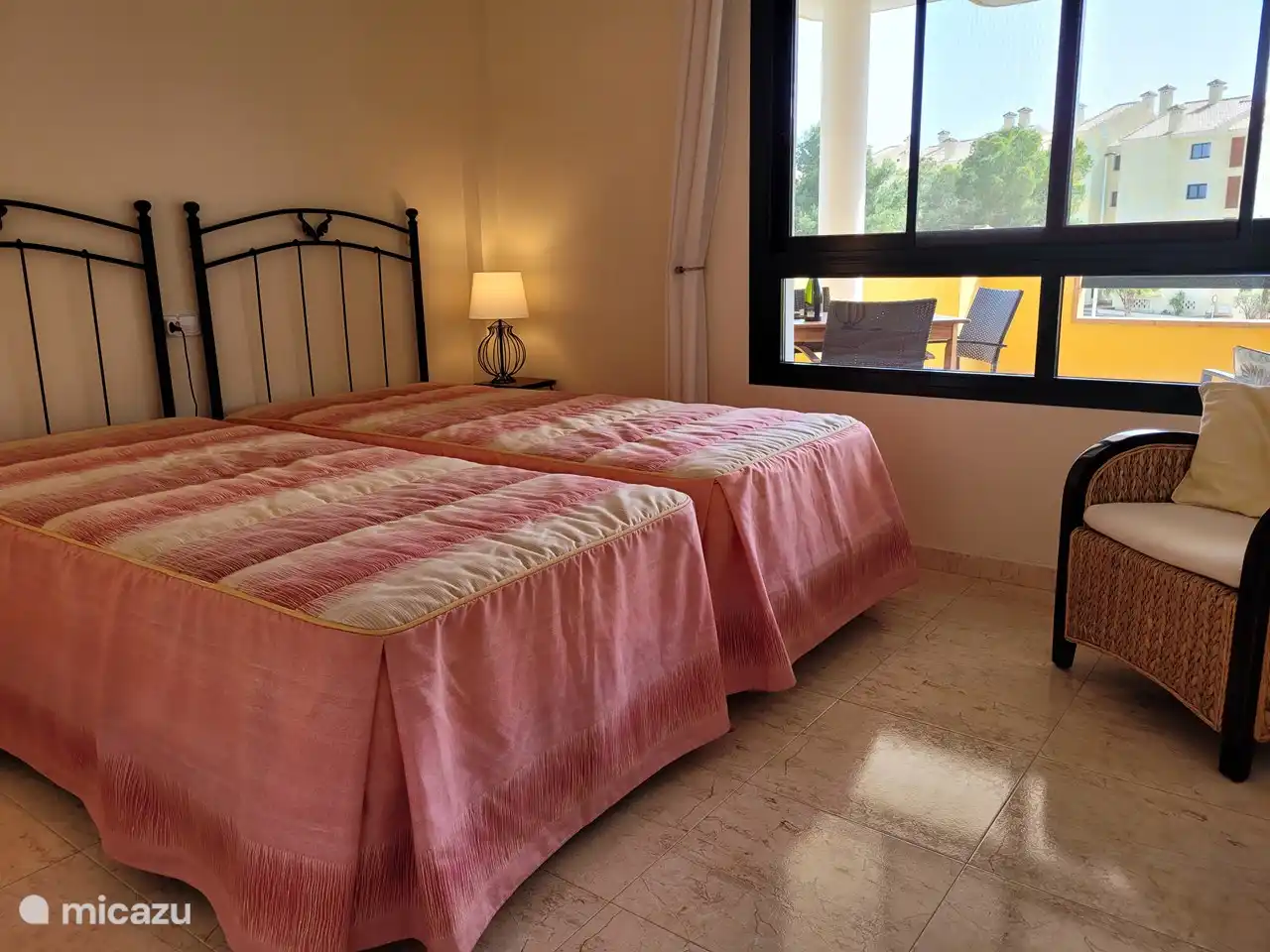 2ème chambre également équipée de 2 lits de 2 m de long. Et bien sûr des placards intégrés avec penderie et zone de pose.