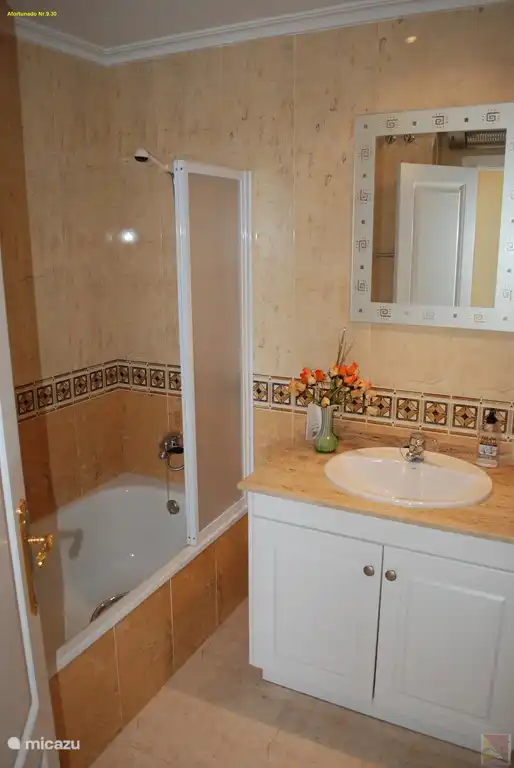 2e salle de bain dans la 2e chambre. Avec baignoire/douche, lavabo, bidet et toilettes.