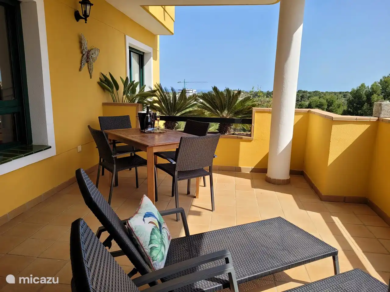 Vue dégagée sur le parc et vers la mer.