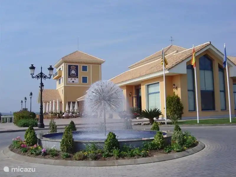 Clubhouse du Golf Club Real Club de Golf Campoamor - le Royal -
Dans celui-ci, vous trouverez le restaurant, la boutique de golf, le bar, les vestiaires et les douches.