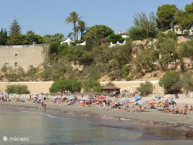Baie de plage de sable Cabo Roig. Profitez du soleil, de la mer et de la plage à l'ombre.
