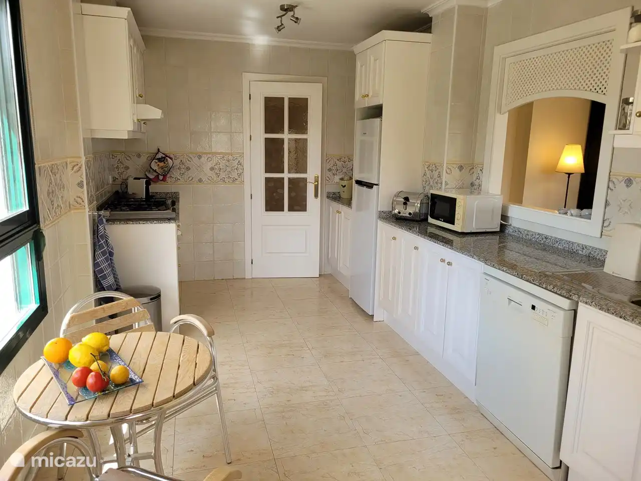 le coin cuisine et le réfrigérateur avec coin bar