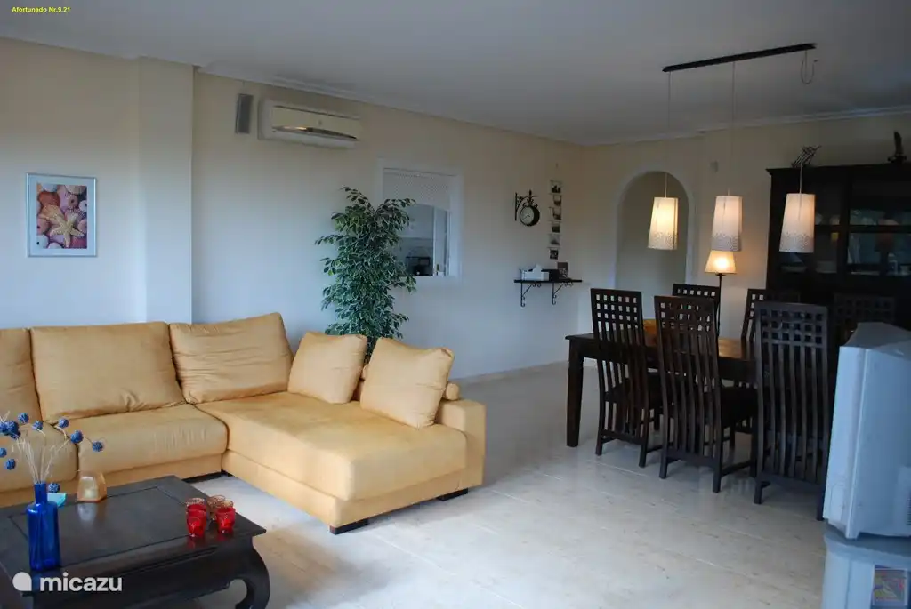 Le salon vers l'entrée et le hall