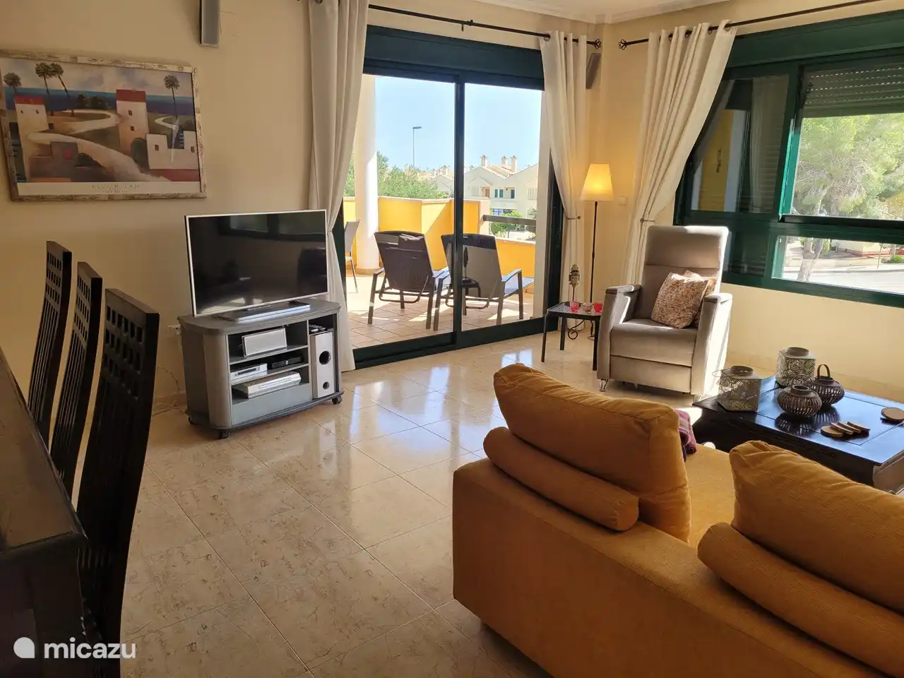 Encore une fois le salon avec système de son 5.1 et NL Smart TV