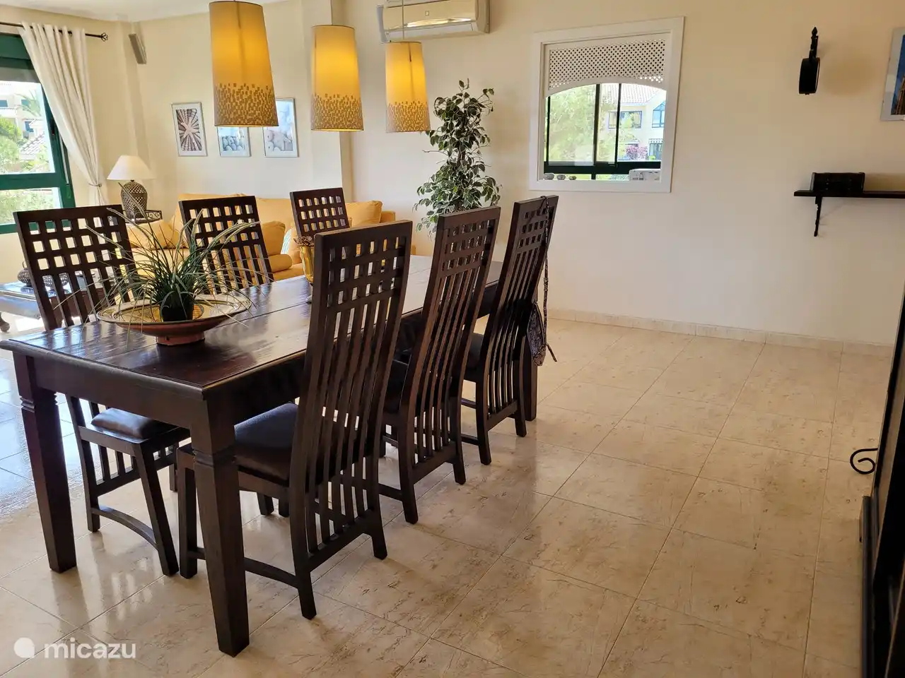 Salle à manger généreuse.