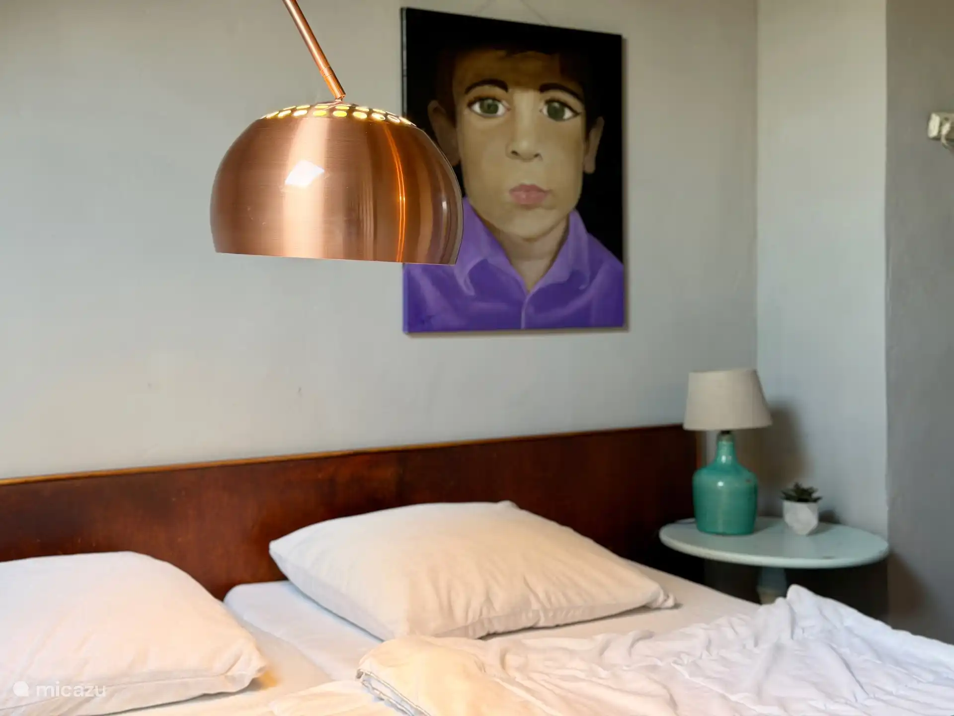 « Le Violette » a la salle de bain dans la pièce. Équipée d’une douche carrelée de petites mosaïques, d’un lavabo et d’une toilette.