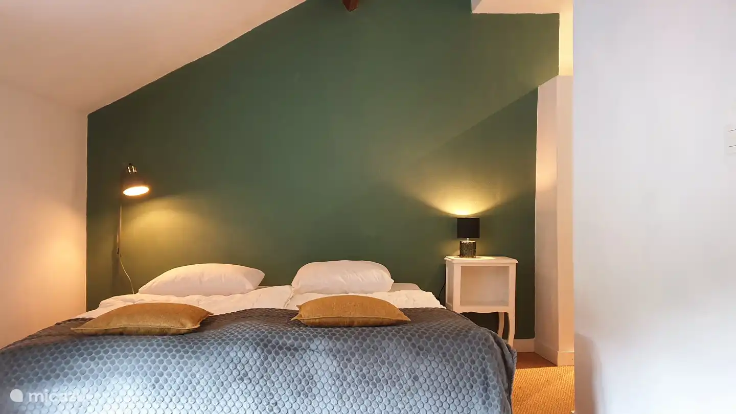 Lit pour 2 personnes - 180 cm de large avec une couette pour 2 personnes.